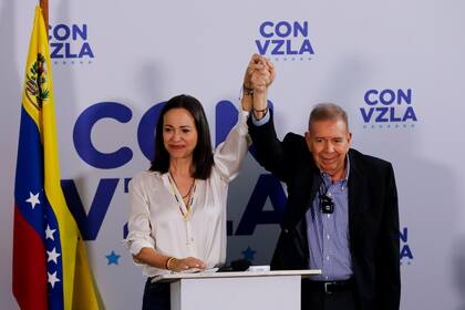 El candidato presidencial de la oposición Edmundo González, a la derecha, y la líder opositora María Corina Machado