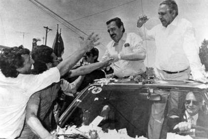 El candidato presidencial de la UCR, Raúl Alfonsín, y el candidato a gobernador de Entre Ríos, Sergio Montiel, en octubre de 1983