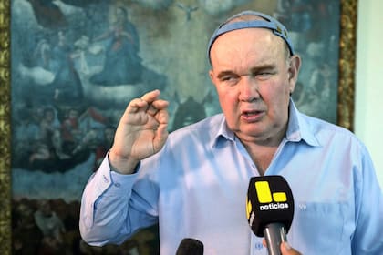 El candidato presidencial de Perú por el partido Renovación Popular, Rafael López Aliaga, habla con la prensa en Lima el 14 de abril de 2026