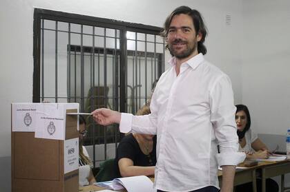 El candidato presidencial del Frente de Izquierda Unidad, Nicolás del Caño emitió su voto en una Escuela de Avellaneda