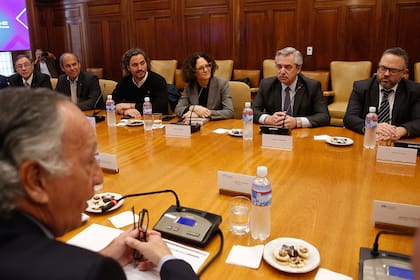 Miguel Acevedo, de la UIA, frente a Alberto Fernández, en una reunión previa a la de hoy