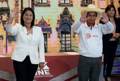 El candidato presidencial del partido Perú Libre, Pedro Castillo, derecha, y la candidata Keiko Fujimori, del partido Fuerza Popular