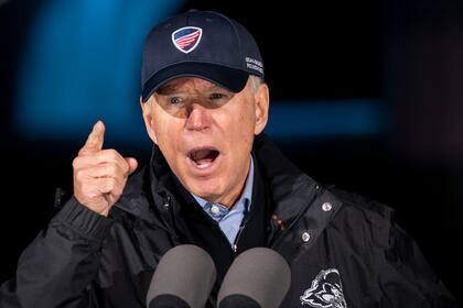 El candidato presidencial demócrata Joe Biden habla durante un mitin de campaña en el parque Franklin Delano Roosevelt (FDR) el 1 de noviembre de 2020 en Filadelfia, Pensilvania