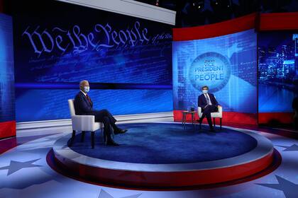 El candidato presidencial demócrata Joe Biden y el presentador jefe de ABC News, George Stephanopoulos, posan para fotografías al final de un foro en Filadelfia