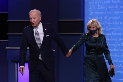 El candidato presidencial demócrata Joe Biden y su esposa Jill Biden saludan a la audiencia después del primer debate presidencial