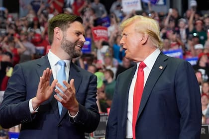 El candidato presidencial, Donald Trump, y el candidato a la vicepresidencia, el senador JD Vance, en un mitin de campaña en Grand Rapids, Michigan.