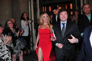 El candidato presidencial Javier Milei sale del Teatro Colón con su novia, Fátima Florez