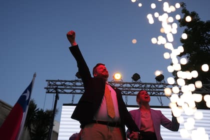 El candidato presidencial Johannes Kaiser, del Partido Nacional Libertario, hace campaña con su esposa Ivette Avaria durante un mitin previo a las próximas elecciones en Santiago de Chile, el martes 4 de noviembre de 2025. (AP Foto/Esteban Félix)