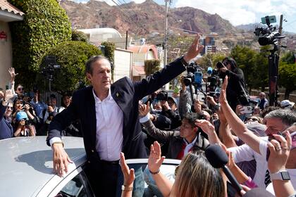 El candidato presidencial Jorge "Tuto" Quiroga saluda tras sufragar en los comicios generales, el domingo 17 de agosto de 2025, en La Paz, Bolivia. (AP Foto/Freddy Barragán)