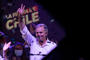 El candidato presidencial José Antonio Kast realiza su mitin de clausura antes de la segunda vuelta de las elecciones presidenciales en Santiago, Chile, el jueves 16 de diciembre de 2021.
(AP Foto/Esteban Felix)