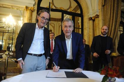 El candidato presidencial Juan Schiaretti firma el compromiso, jun to al ministro de Finanzas de Córdoba, Osvaldo Giordano