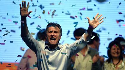 El candidato presidencial Mauricio Macri saluda a sus partidarios tras las elecciones del domingo.