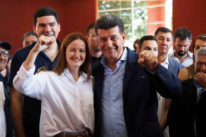 El candidato presidencial paraguayo Efraín Alegre y su fórmula vicepresidencial, Soledad Núñez, posan hoy en un centro de votación en Lambaré (Paraguay).