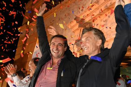 El candidato presidencial por el Frente Cambiemos, Mauricio Macri, celebró junto a Ramón Mestre su victoria como intendente de la ciudad de Córdoba