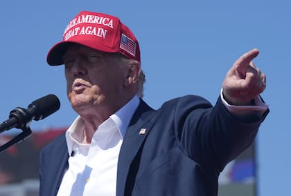 El candidato presidencial republicano, el expresidente Donald Trump, habla en un mitin de campaña en Chesapeake, Virginia, el viernes 28 de junio de 2024