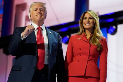 El candidato presidencial republicano, el expresidente Donald Trump, y Melania Trump durante la última jornada de la Convención Nacional Republicana, el jueves 18 de julio de 2024, en Milwaukee. (AP/Paul Sancya)