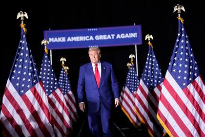 El candidato presidencial republicano, el expresidente Donald Trump, llega para hablar durante un mitin de campaña en el Suburban Collection Showplace, el sábado 26 de octubre de 2024, en Novi, Michigan (Foto AP/Alex Brandon)