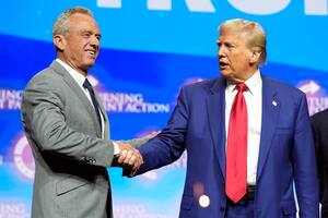El candidato presidencial republicano, el expresidente Donald Trump, estrecha la mano de Robert F. Kennedy Jr. en un mitin de la campaña Turning Point Action, el miércoles 23 de octubre de 2024, en Duluth, Georgia (Foto AP/Alex Brandon)