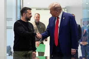El candidato presidencial republicano, el expresidente Donald Trump, y el presidente de Ucrania, Volodimir Zelensky, se dan la mano durante su reunión en la Trump Tower, el 27 de septiembre de 2024, en Nueva York