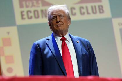 El candidato presidencial republicano y expresidente, Donald Trump, llega a un evento en el Club Económico de Detroit, el jueves 10 de octubre de 2024, en Detroit (AP Foto/Julia Demaree Nikhinson)