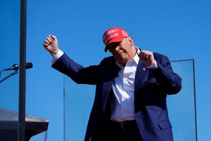 El candidato presidencial republicano y expresidente Donald Trump baila durante un acto de campaña en el Aeropuerto Internacional de Wilmington, el sábado 21 de septiembre de 2024, en Wilmington, Carolina del Norte (AP Foto/Alex Brandon)