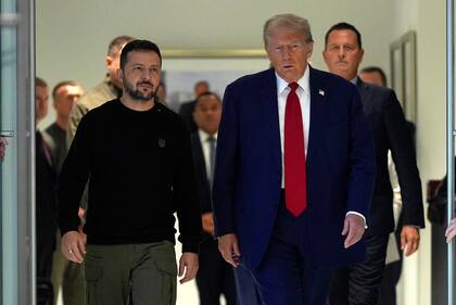 El candidato presidencial republicano y expresidente, Donald Trump, se reúne con el presidente ucraniano, Volodimir Zelensky en la Torre Trump, el 27 de septiembre de 2024, en Nueva York. (AP/Julia Demaree Nikhinson)