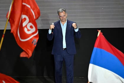 El candidato presidencial uruguayo del partido Frente Amplio, Yamandu Orsi, reacciona tras los primeros resultados de las elecciones presidenciales y legislativas en Montevideo, Uruguay