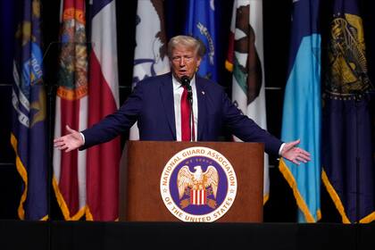 El candidato republicano a la presidencia Donald Trump habla durante la conferencia de la Asociación de la Guardia Nacional, el lunes 26 de agosto de 2024, en Detroit. (AP Foto/Paul Sancya)