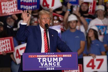 El candidato republicano a la presidencia, el expresidente Donald Trump, habla durante un evento de campaña en Johnstown, Pensilvania