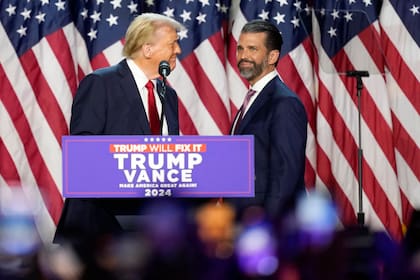 El candidato republicano a la presidencia, el expresidente Donald Trump observa a su hijo Donald Trump Jr. durante una fiesta el día de las elecciones, el miércoles 6 de noviembre de 2024, en West Palm Bach, Florida.