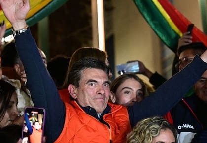 El candidato Rodrigo Paz festeja la victoria en la primera vuelta de las elecciones presidenciales de Bolivia