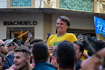 El candidato ultraderechista Jair Bolsonaro fue acuchillado