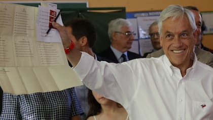 El candidato y ex presidente chileno Sebastián Piñera, antes de votar hoy en Santiago