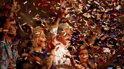 El candidato y expresidente chileno, Sebastián Piñera, celebra su triunfo de cara al ballottage