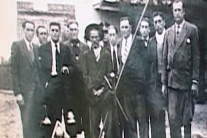 El caníbal (en el medio, con sombrero), en el momento de su detención