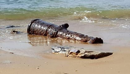 El canón del HMS Agamemnon que se encontró en la playa de la Isla Gorriti