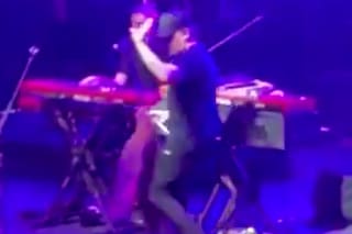 Calamaro fue abucheado durante un show en Colombia por apoyar las corridas de toros y abandonó el escenario