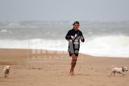 El cantante aprovecha todas las mañanas para salir a correr por las playas de José Ignacio.