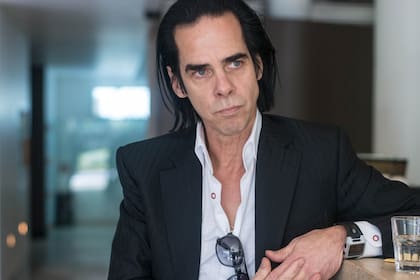 El cantante australiano Nick Cave sentado en un taburete durante su primera visita a la Ciudad de México, el 18 de febrero de 2013.
