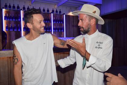 El cantante Axel y el chef manager Renne Correa en la Cena-fiesta de blanco en Ufo Point