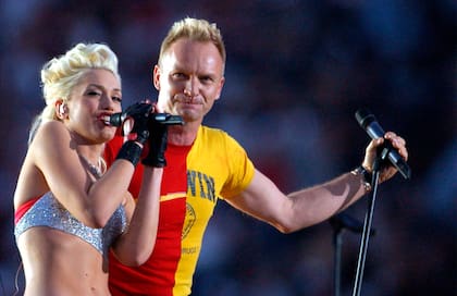 El cantante británico estuvo acompañado por Gwen Stefani en su presentación