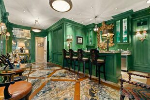 El cantante británico tiene en su casa un bar clandestino de diseñador con pisos de mármol y madera Brèche de Vendôme.