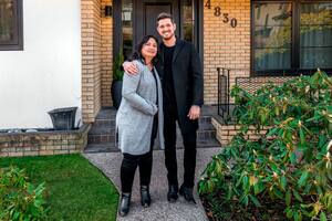 El cantante canadiense junto a Minette, la enfermera que cuidó de su abuelo