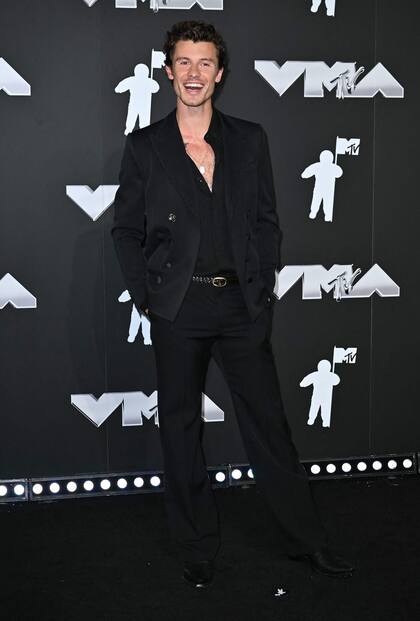 El cantante canadiense Shawn Mendes llegó a la ceremonia y posó para los fotógrafos. Luego, cantó uno de sus temas y según trascendió se fue antes del final de la entrega de premios: dicen que habría preferido irse de fiesta antes que compartir el espacio con su ex, Camila Cabello