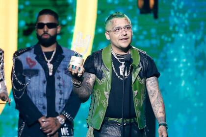 El cantante Christian Nodal fue uno de los ganadores en la noche de los Premios Tu Música, en días pasados