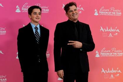 El cantante colombiano Carlos Vives fue a la ceremonia de premiación de la Persona del Año en compañía de su hijo, Pedro Vives