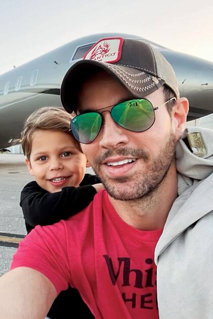 El cantante con su hijo Nicholas, a punto de irse de vacaciones en su avión privado. 