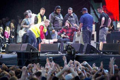 El cantante cuando era atendido en 2015 por el médico a quien le dio esta semana las gracias en pleno show