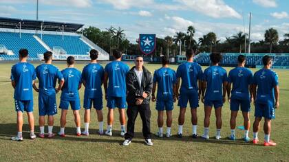El cantante Daddy Yankee también visitó al equipo de Puerto Rico durante uno de sus entrenamientos previos al partido contra la Argentina