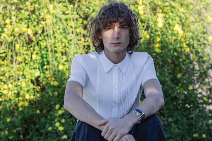 El cantante de la banda Flu Os posa en la terraza verde de su departamento de Colegiales. "Creo que en la música encuentro más autonomía artística para potenciar mi creatividad", dice